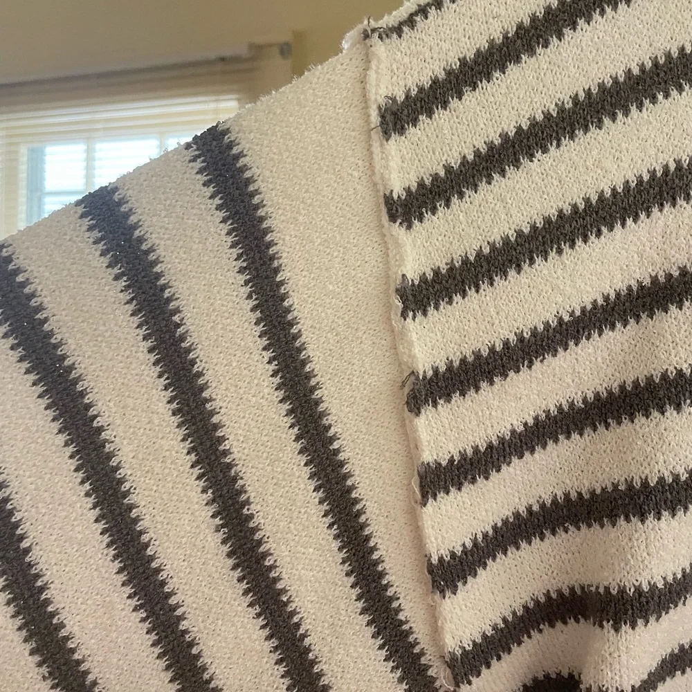 White and gray cropped sweater - Picture 7 of 8